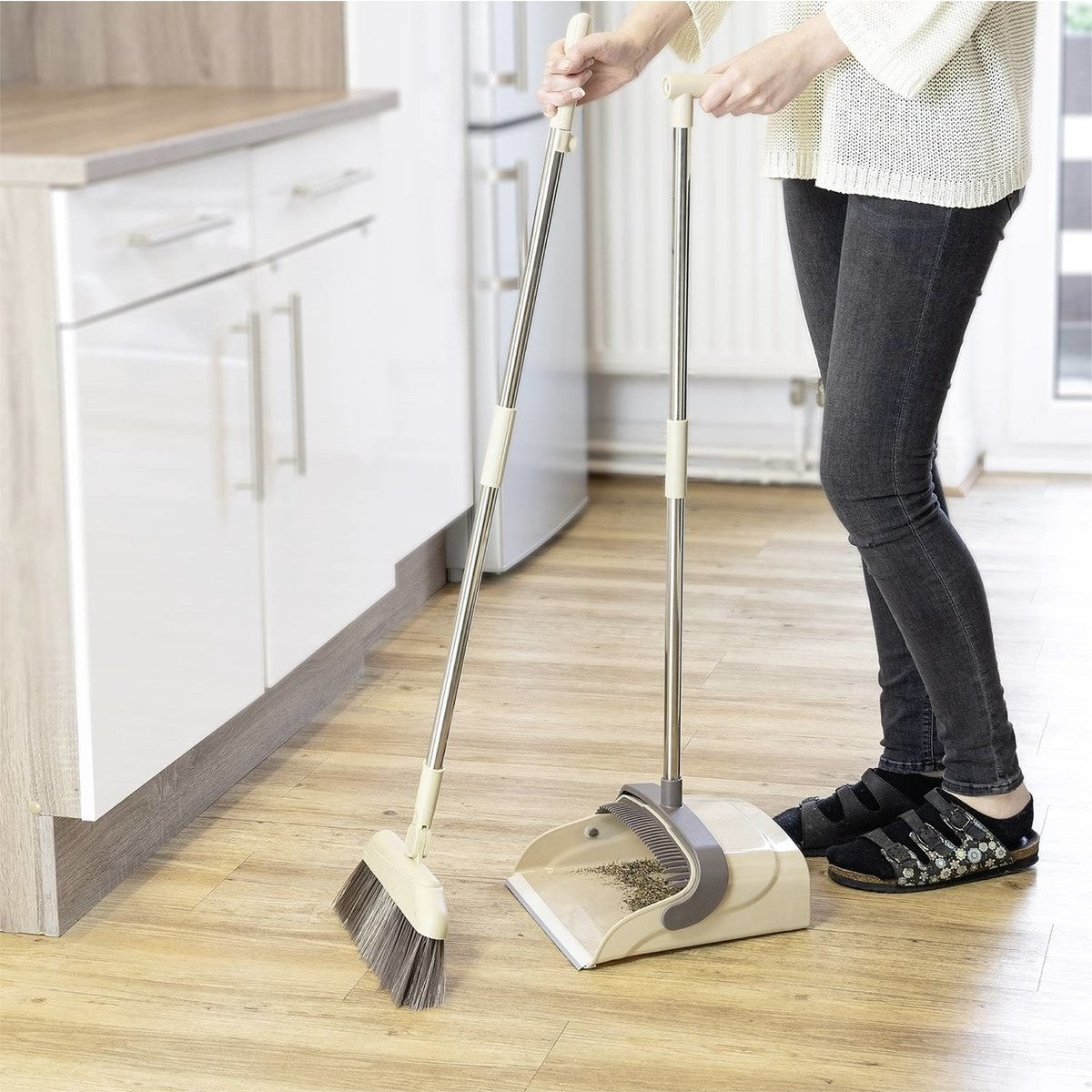 Set Mătură și Făraș cu Coadă – Curățenie Rapidă, Depozitare Verticală, Design 2 în 1